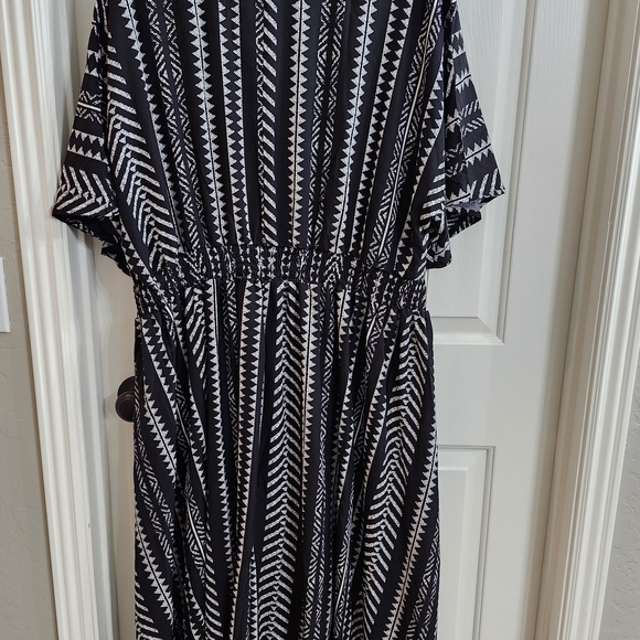 BloomChic Black and White Chevron Maxi Dress - Picture 3 of 4